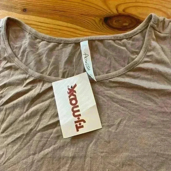 NWT Active USA Cold Shoulder Shirt - Picture 3 of 4